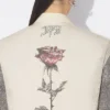 La chaqueta de traje con múltiples tatuajes La chaqueta de traje con múltiples tatuajes