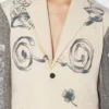 La chaqueta de traje con múltiples tatuajes La chaqueta de traje con múltiples tatuajes