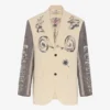 La chaqueta de traje con múltiples tatuajes La chaqueta de traje con múltiples tatuajes