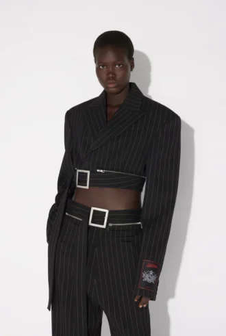 La chaqueta de traje corta