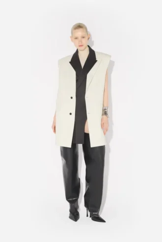 La chaqueta de traje sin mangas color vainilla