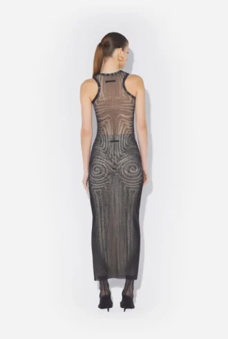 La falda larga negra con estampado de espirales