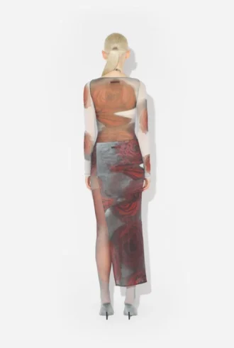 La falda pantalón roja con rosas borrosas