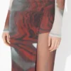 La falda pantalón roja con rosas borrosas La falda pantalón roja con rosas borrosas