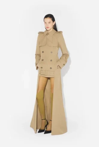 La gabardina con aberturas La gabardina con aberturas