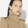 La gabardina con aberturas La gabardina con aberturas
