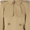La gabardina con aberturas La gabardina con aberturas
