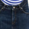 La minifalda de mezclilla con corte curvo