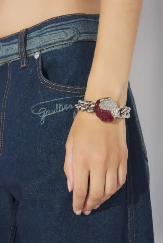 La pulsera con sello de cera