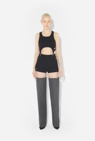 Los pantalones cortos negros con liguero