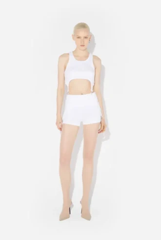 Los pantalones cortos blancos con liguero
