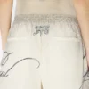 Los pantalones cortos con múltiples tatuajes Los pantalones cortos con múltiples tatuajes
