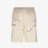 Los pantalones cortos con múltiples tatuajes Los pantalones cortos con múltiples tatuajes