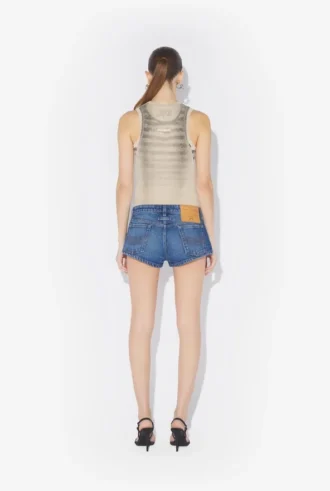 Los pantalones cortos de mezclilla azules con botones