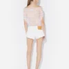Los pantalones cortos de mezclilla blanca con botones Los pantalones cortos de mezclilla blanca con botones
