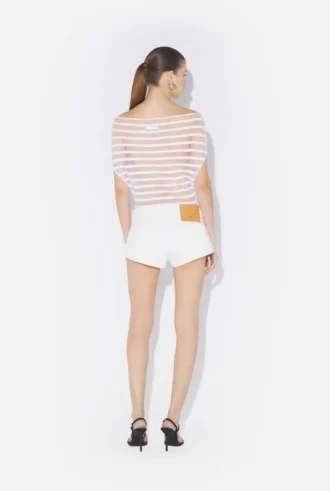 Los pantalones cortos de mezclilla blanca con botones