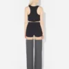 Los pantalones cortos negros con liguero Los pantalones cortos negros con liguero