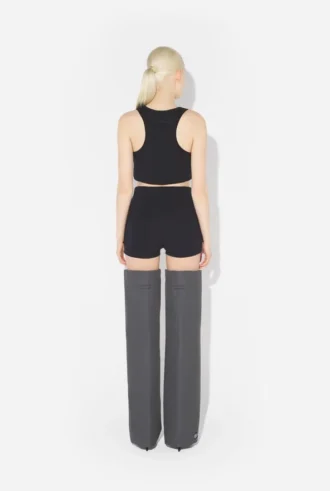 Los pantalones cortos negros con liguero