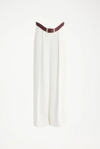 Los pantalones de traje blancos con corte curvo