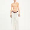 Los pantalones de traje blancos con corte curvo
