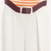 Los pantalones de traje blancos con corte curvo