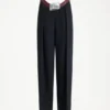 Los pantalones de traje curvos Los pantalones de traje curvos