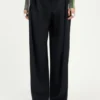 Los pantalones de traje curvos Los pantalones de traje curvos