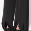 Los pantalones negros con estribos Los pantalones negros con estribos