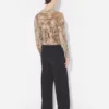 Los pantalones negros con estribos Los pantalones negros con estribos