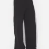 Los pantalones negros con estribos Los pantalones negros con estribos