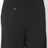 Los pantalones negros con estribos Los pantalones negros con estribos