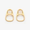 Los pendientes con forma de anilla de lata en tono dorado Los pendientes con forma de anilla de lata en tono dorado