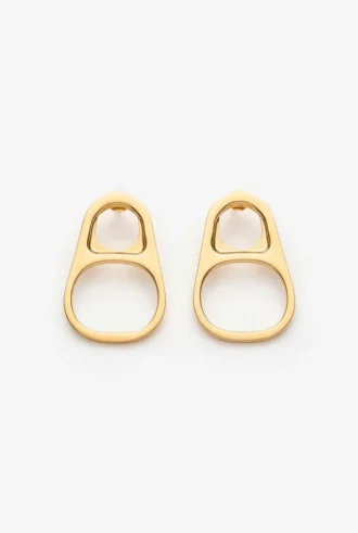 Los pendientes con forma de anilla de lata en tono dorado