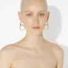Los pendientes con forma de anilla de lata en tono dorado Los pendientes con forma de anilla de lata en tono dorado