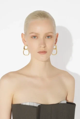 Los pendientes con forma de anilla de lata en tono dorado
