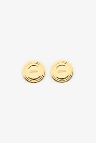Los pendientes de lata en tono dorado