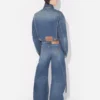 Los vaqueros de denim azul con correa Los vaqueros de denim azul con correa