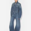 Los vaqueros de denim azul con correa Los vaqueros de denim azul con correa
