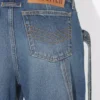 Los vaqueros de denim azul con correa Los vaqueros de denim azul con correa