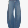 Los vaqueros de denim azul con correa Los vaqueros de denim azul con correa
