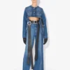 Los vaqueros de denim con cinturón Los vaqueros de denim con cinturón
