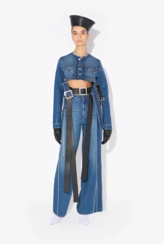 Los vaqueros de denim con cinturón