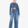 Los vaqueros de denim con cinturón Los vaqueros de denim con cinturón