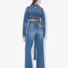 Los vaqueros de denim con cinturón Los vaqueros de denim con cinturón