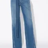 Los vaqueros de denim con cinturón Los vaqueros de denim con cinturón