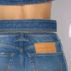 Los vaqueros de denim con cinturón Los vaqueros de denim con cinturón