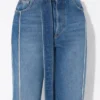 Los vaqueros de denim con cinturón Los vaqueros de denim con cinturón