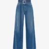 Los vaqueros de denim con cinturón Los vaqueros de denim con cinturón