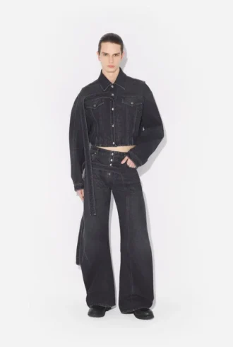 Los vaqueros de denim negro con correa