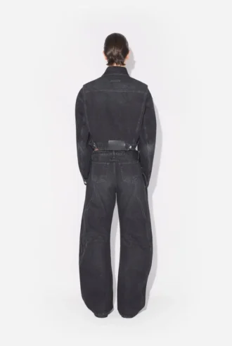 Los vaqueros de denim negro con correa